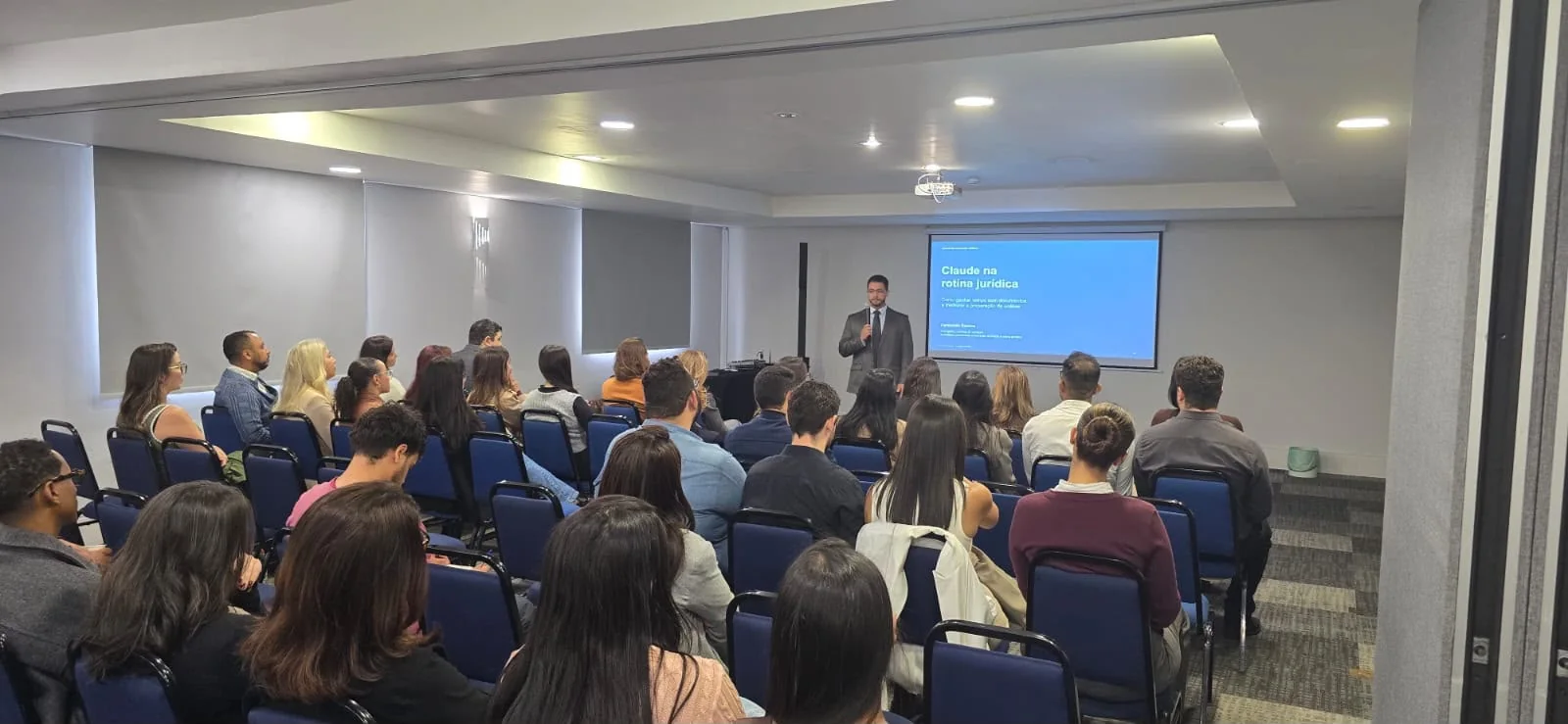 Fernando Romão dos Reis Santos apresentando palestra sobre inteligência artificial aplicada ao Jurídico