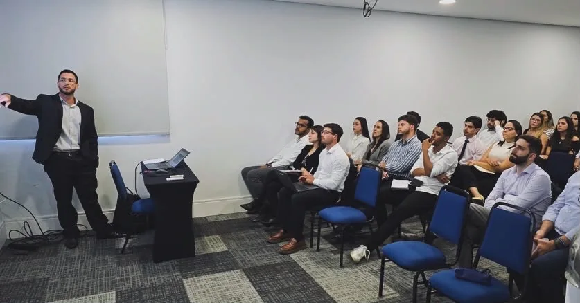 Fernando Romão dos Reis Santos conduzindo palestra sobre inteligência artificial aplicada aos setores administrativos
